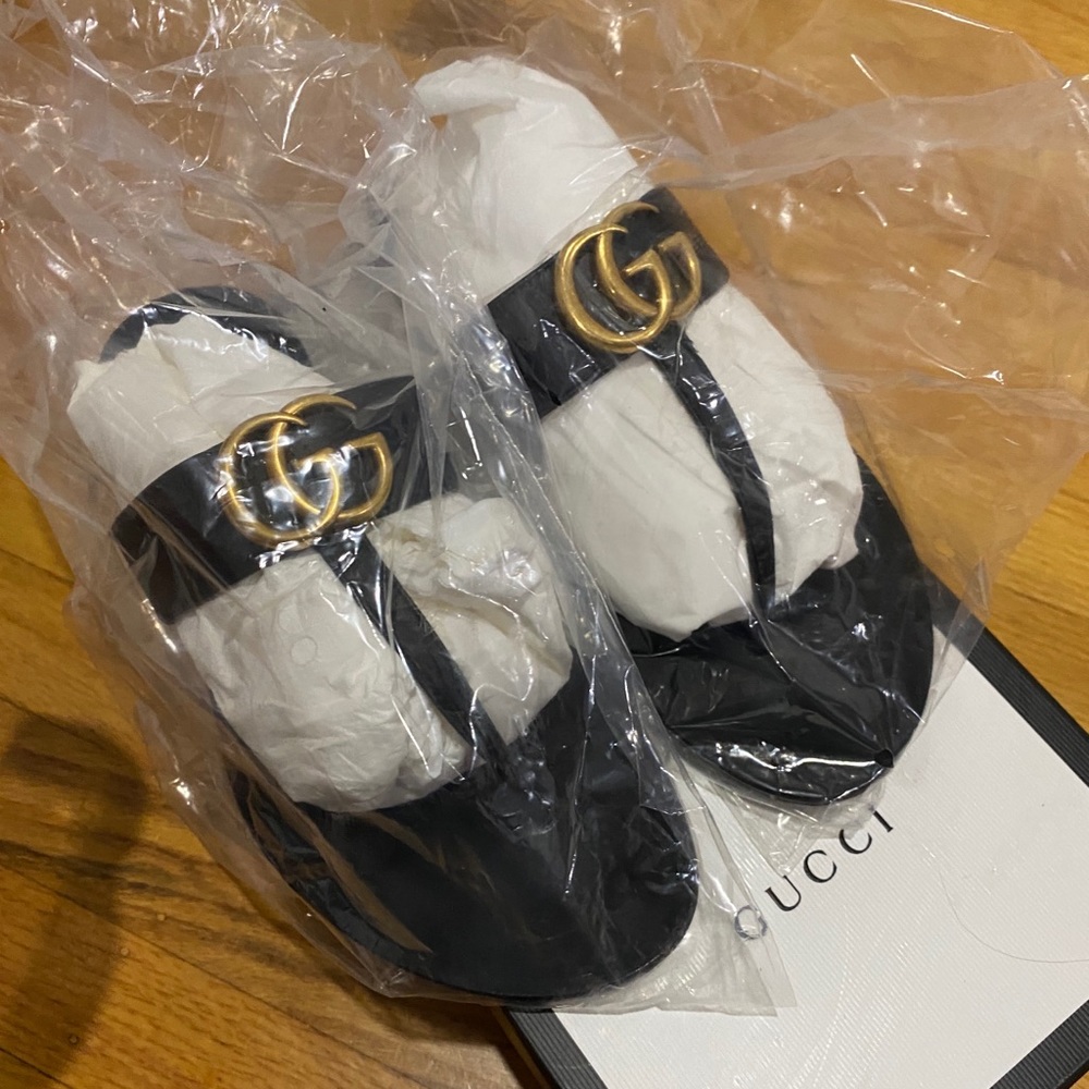 Gucci leather thong sandals